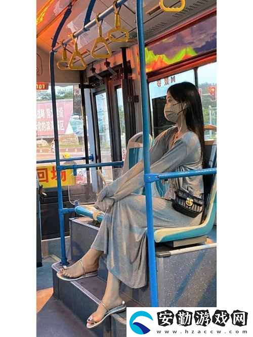 只穿一件外套坐公交車(chē)